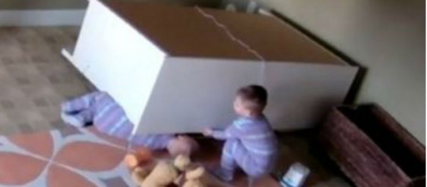 Η συγκλονιστική προσπάθεια 2χρονου αγοριού να σώσει το δίδυμο αδερφάκι του που καταπλακώθηκε από ντουλάπα (βίντεο)